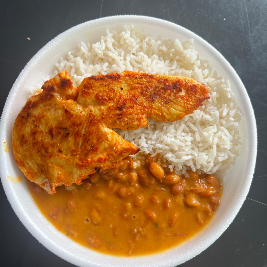 Arroz, feijão de caldo e filé de frango