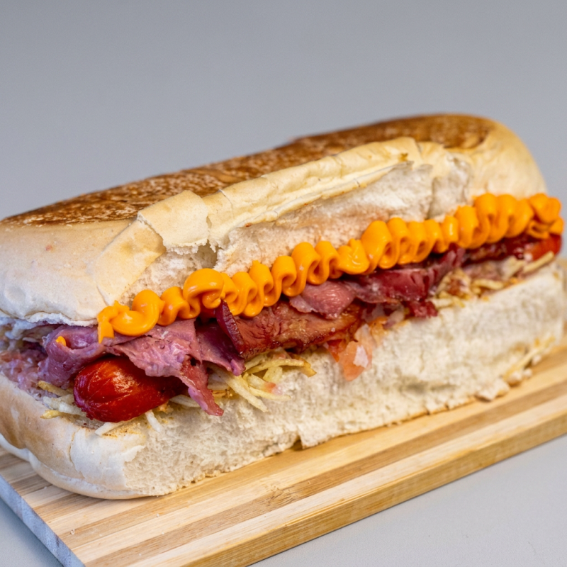 Pão de hot,2 salsicha,barbecue,bacon,cheddar,vinagrete,batata palha,molho especial