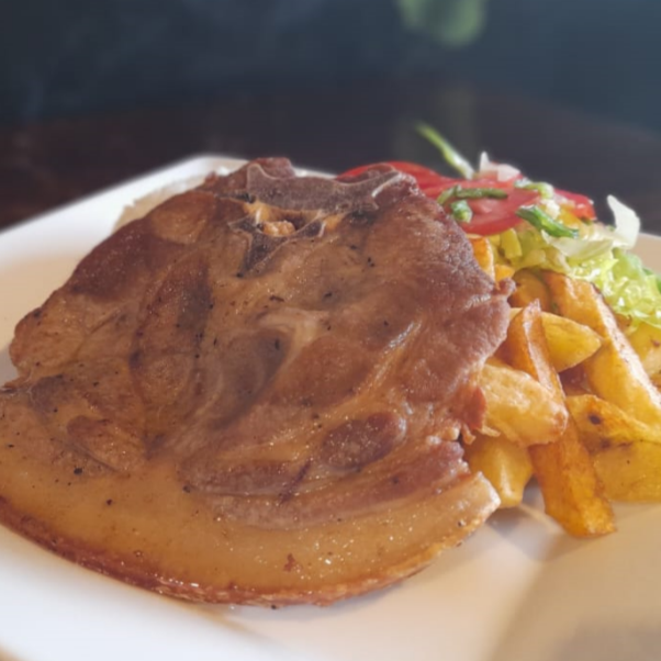 Chuleta frita con papas.
