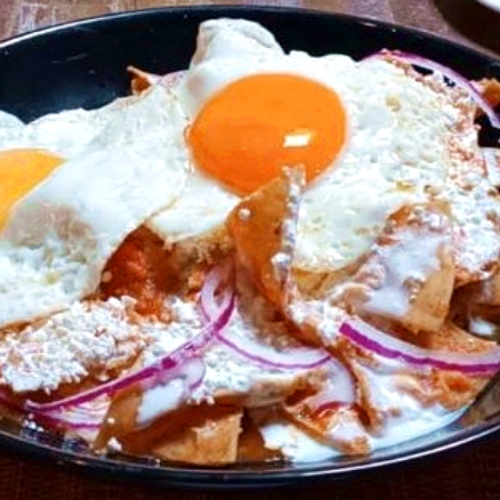 Chilaquiles con Huevo, Fruta y Jugo