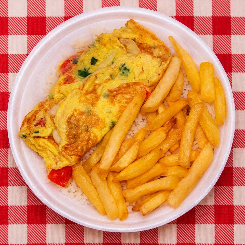 Marmita pequena de omelete com batata frita: uma refeição prática, saborosa e leve, perfeita para matar a fome com simplicidade e muito sabor.