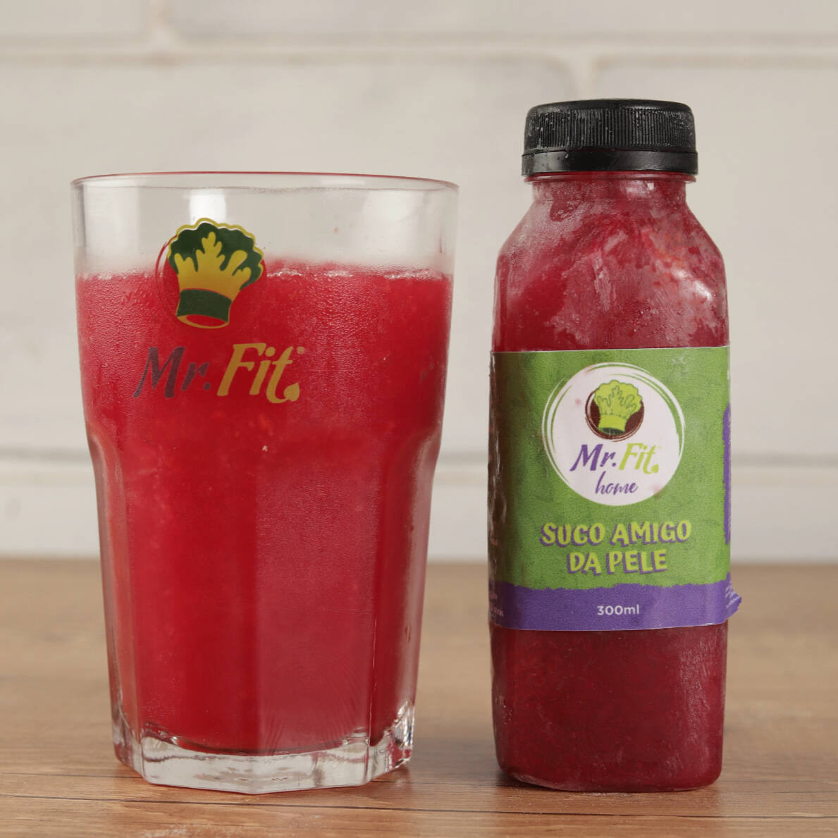 Dê um boost à sua pele com o Amigo da Pele! Este suco combina laranja, beterraba e cenoura, que juntos são ricos em antioxidantes e betacaroteno, promovendo saúde e vitalidade. Uma delícia que faz bem! Sem Glúten, Zero Lactose, Sem Conservantes, Vegano, Sem Açucar, Low Carb e Ultracongelado. Modo de Consumo: Descongelar em micro-ondas de 1 a 3 min e agitar ou deixar descongelar naturalmente ou na geladeira até o ponto de consumo.