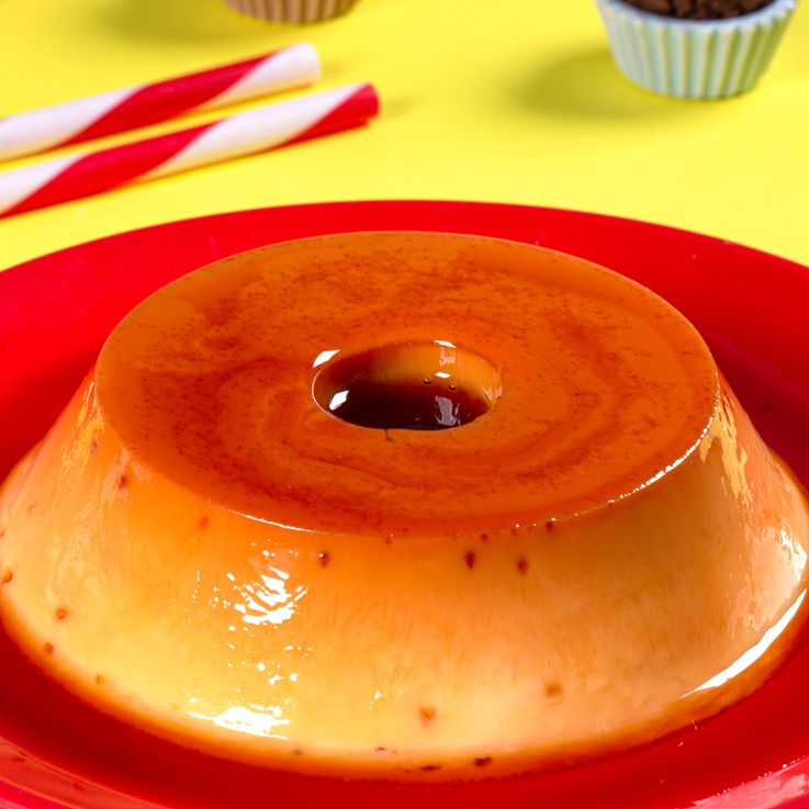 Aquele pudim de leite condensado sem furinho!! O melhor de todos!! Receita clássica de pudim com leite integral, leite condensado, ovos e uma super calda caramelizada. Peso: 500 ml. Serve até 4 pessoas. - Importante: atendendo às melhores práticas de confeitaria, nosso produto é mantido semicongelado para maior frescor e qualidade.