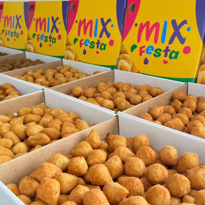 Monte sua caixa com sabores a escolha. Serve de 8 a 10 adultos. Nossa linha festa é frita na hora. Salgados tamanho festa em média 18g.
