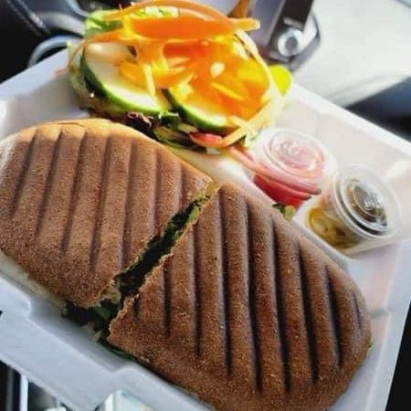 Panini de Pavo + Ensalada de la pradera + Agua