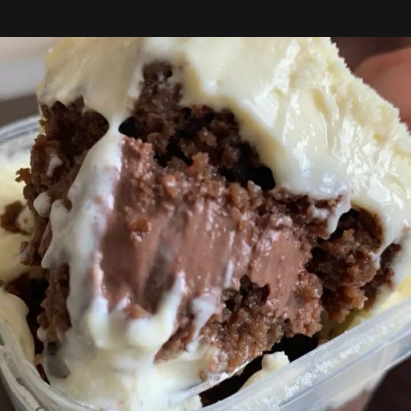 Um delicioso bolo no pote com recheio de leite ninho e chocolate e massa de bolo de chocolate!