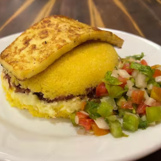 Cuscuz fofinho, charque desfiada, queijo coalho ralado, queijo coalho fatia e vinagrete(sujeito à disponibilidade).