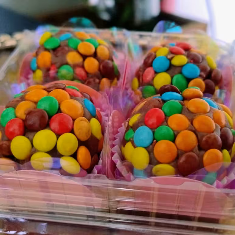 Brigadeiro de chocolate coberto com confeitos de chocolate.