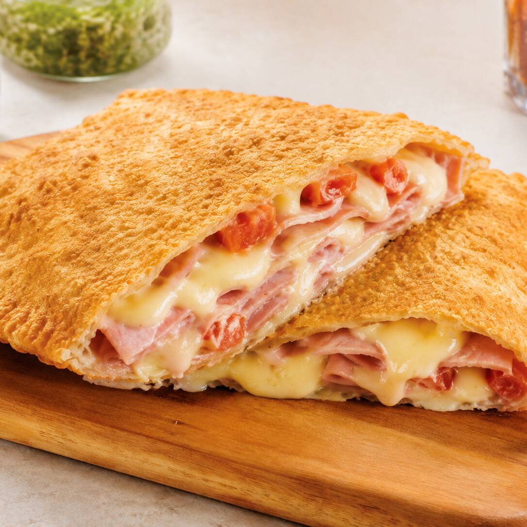 Pastel grande, com 30cm, crocante e muito recheado com: presunto, queijo, tomate, ovo e azeitonas. Uma opção clássica, saborosa e bem servida, perfeita para substituir uma refeição. Entrega rápida em Osasco.