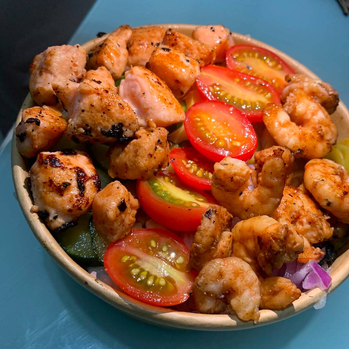 Base : Arroz Japones
Proteina : Salmão Grelhado E Camarao
Toppings :Tomate Cereja,Alga Nori,Cebola Roxa,Sunomono E Champpingnon
Molhos : Shoyu E Tare