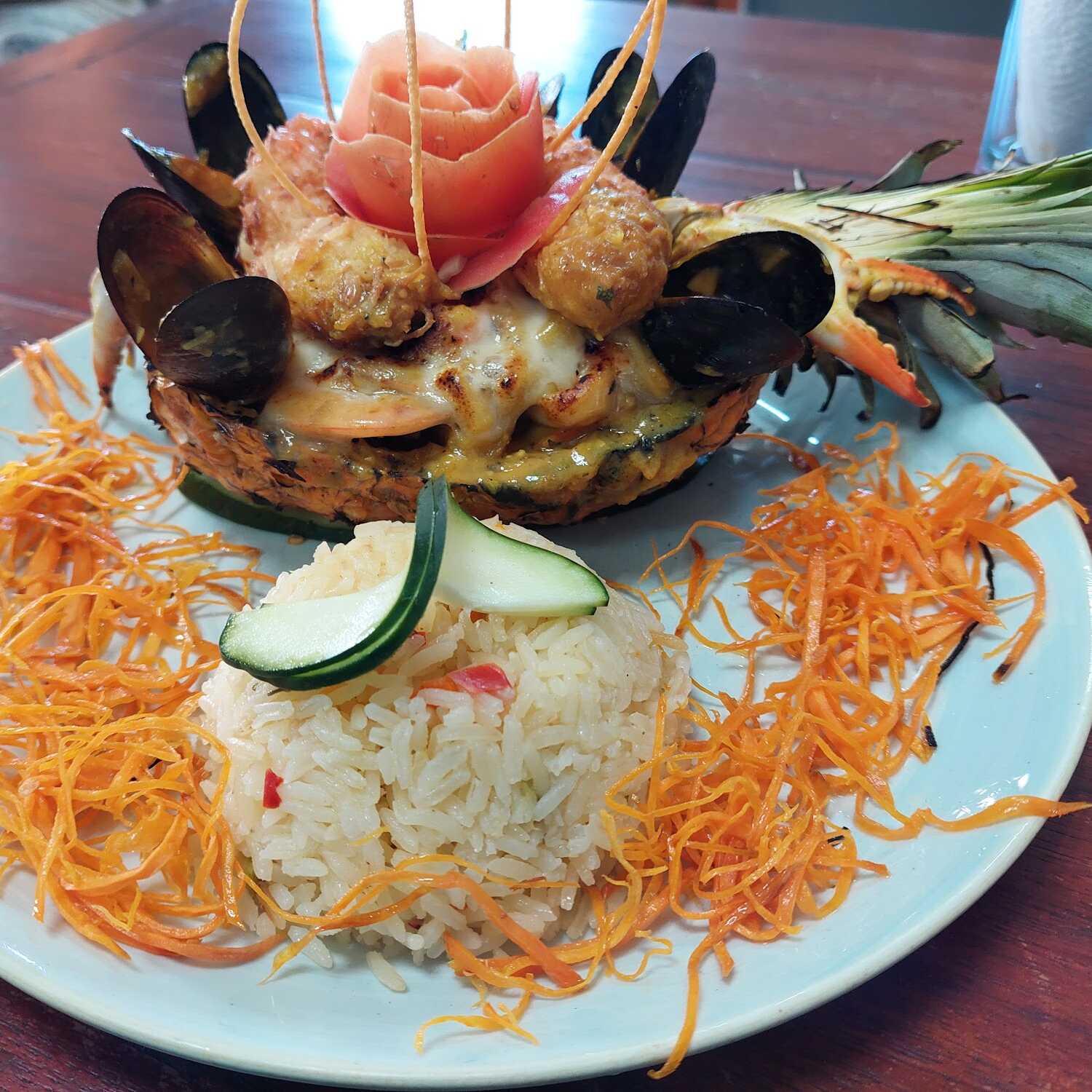 Piña Rellena de mariscos