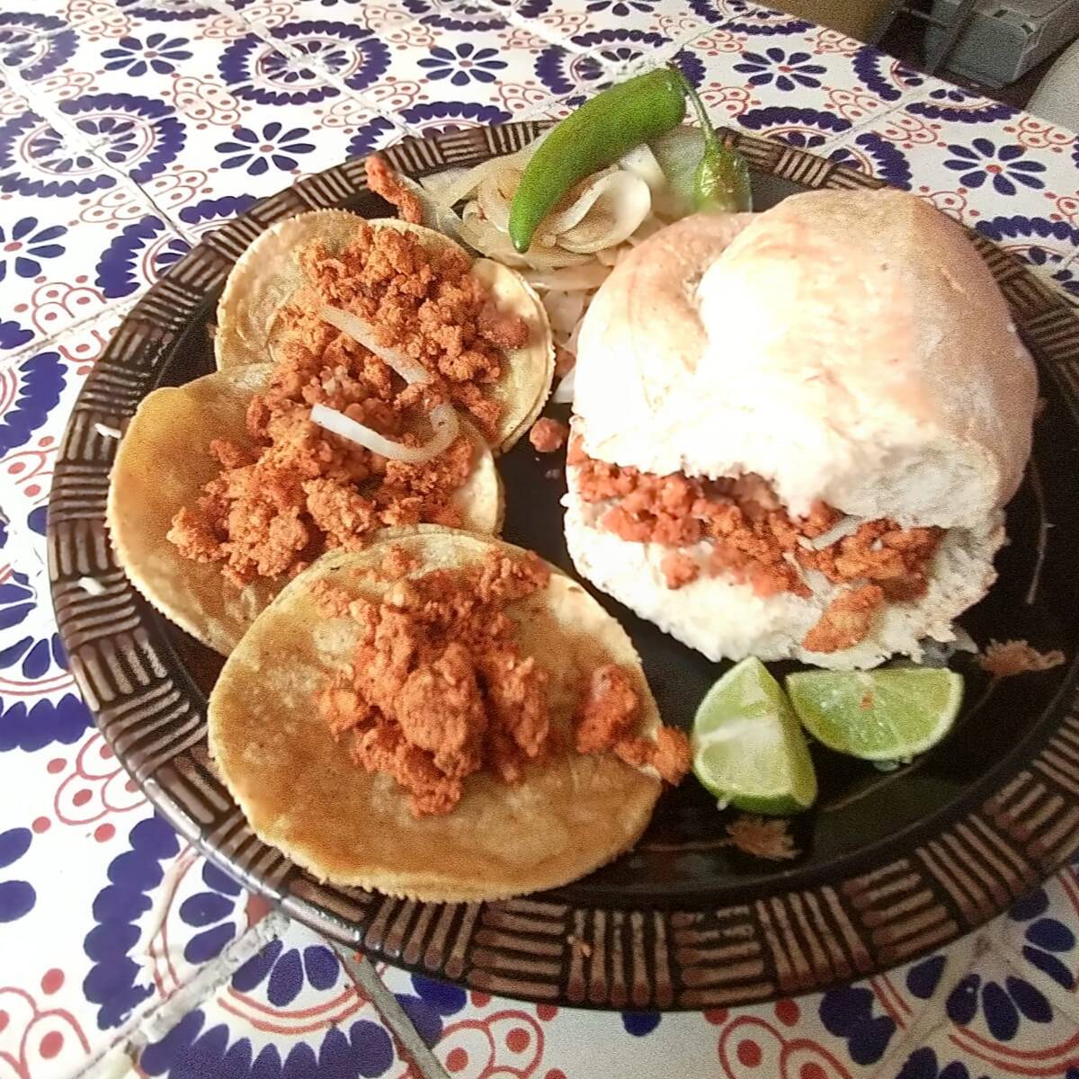 1 TORTA S/QUESO Y 3 TACOS