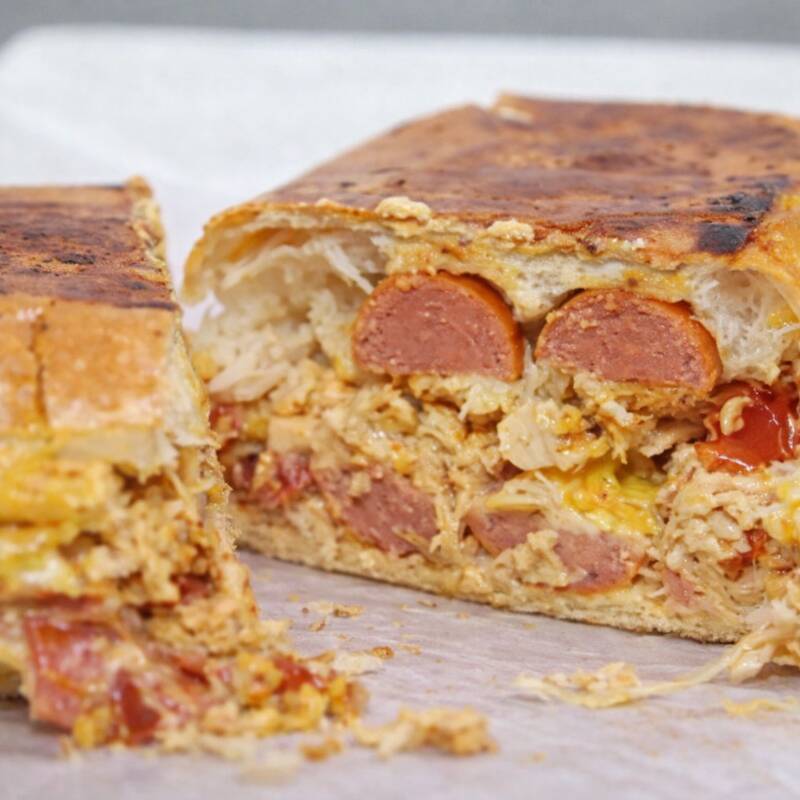 Acompanham pão, maionese, vina, tomate, milho, batata palha, cheddar ou catupiry.