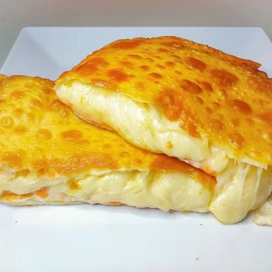 Três queijos, um sabor irresistível! Pastel de 20 cm recheado com muçarela derretida, Catupiry Original super cremoso e cheddar, formando uma combinação intensa, cremosa e cheia de sabor. Massa crocante por fora e recheio bem caprichado por dentro — ideal para quem ama um pastel bem queijo!