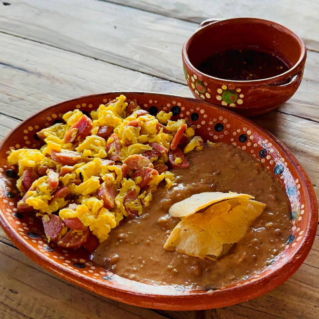 Huevos Revueltos con Salchicha