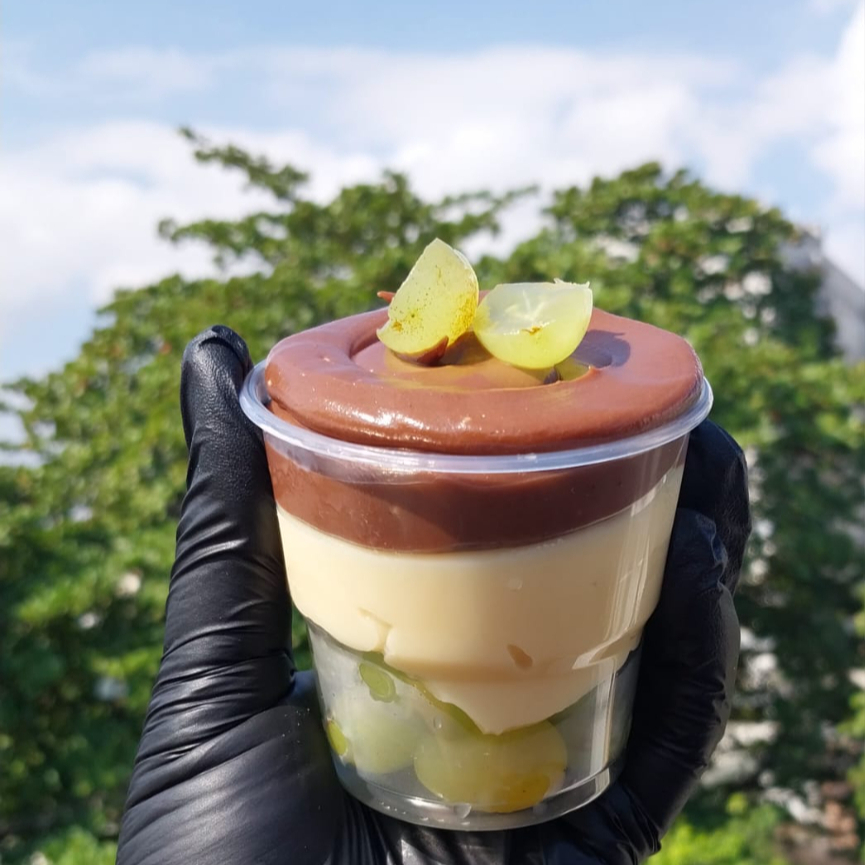 Pote de 150 ml recheado com uvas verdes sem caroço , creme de leite ninho e finalizado com creme de chocolate 50% cacau