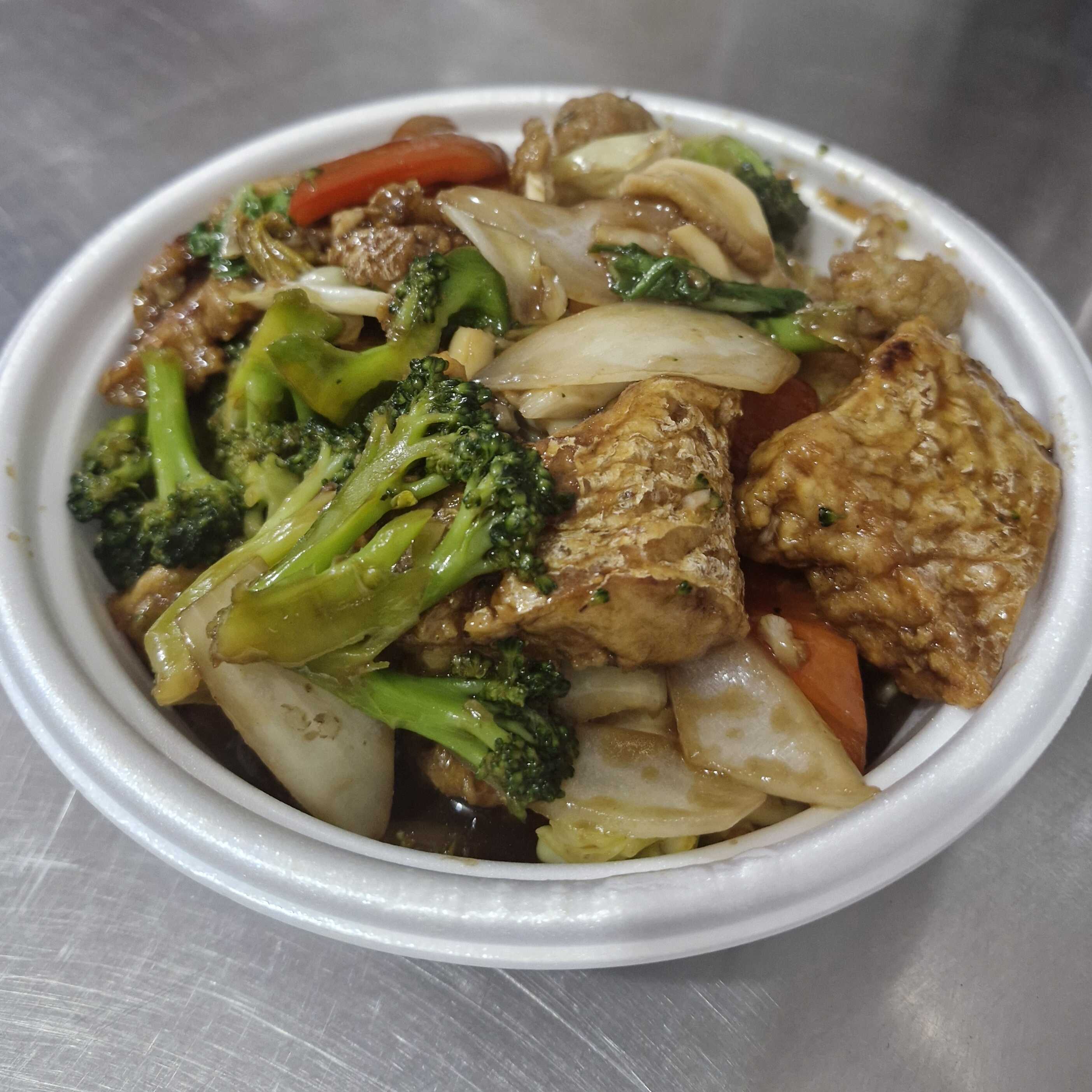 Filé de peixe com brócolis, acelga, repolho, couve-flor, cenoura, pimentão verde e vermelho, cebola ão molho shoyu.