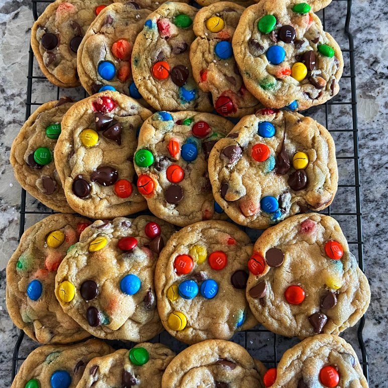 cookie de massa tradicional com chocolate ao leite nobre e M&M