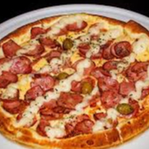 Calabresa fatiada, mussarela, cebola, catupiry e bacon