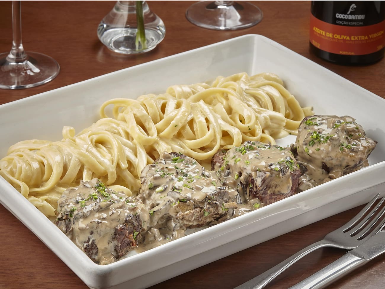 400g de medalhões de Filé Mignon com molho funghi acompanhado de fettuccine com molho Alfredo preparado com creme de leite fresco. Serve até 3 pessoas.