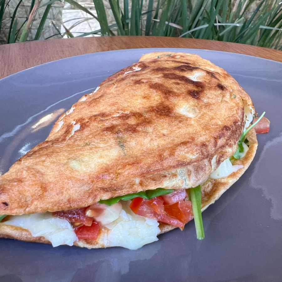 Recheado com frango desfiado, Catupiry, tomate seco e rúcula. Omelete de 3 ovos com cebolinha e salsinha.
