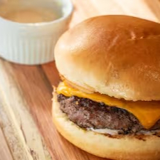 Clássico cheese burger, com carne suculenta, queijo derretido e molho especial, uma delícia tradicional.