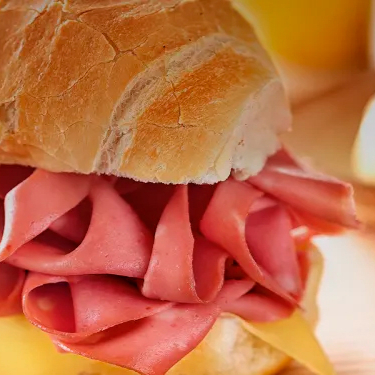 1 Pão Francês com 3 Fatias de Mortadela Comum. Foto Ilustrativa.