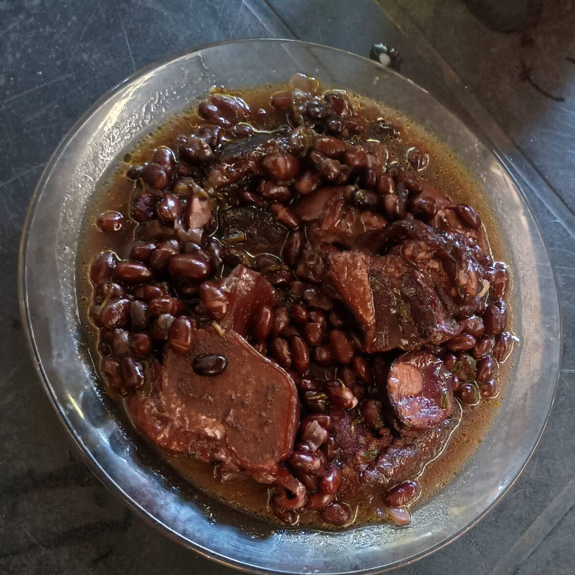 Feijão preto, pé de porco,patinho,charque, calabresa.