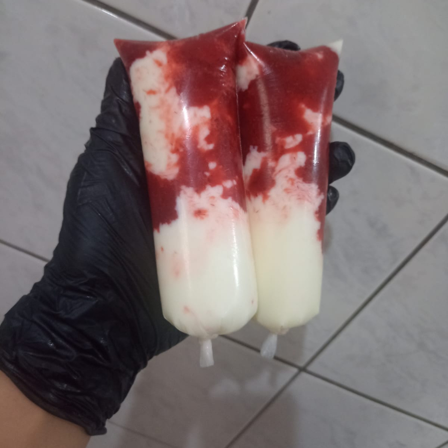 A combinação perfeita entre o doce e o frescor!  O sabor delicado do leitinho se mistura à calda artesanal de morango, formando um contraste cremoso e frutado que derrete na boca. Cada mordida é pura nostalgia e prazer — docinho, suave e impossível de resistir.