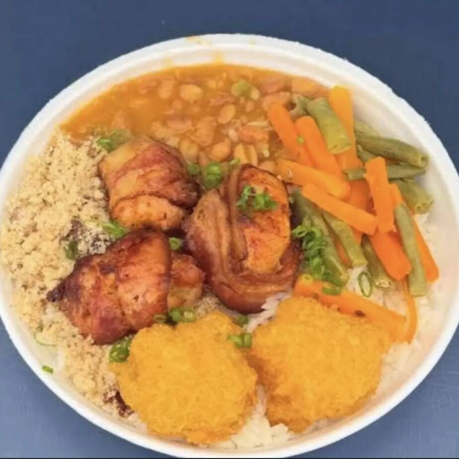 🔥🍱 MARMITA DE CHURRASCO DE MEDALHÃO 🔥
Uma marmita completa, caprichada e cheia de sabor! 😋❤️ Medalhão grelhadinho, suculento e preparado com aquele tempero caseiro especial!
🍚 Acompanha: Arroz • Feijão • Macarrão • Banana frita • Farofa • Salada • 🥩 Churrasco de medalhão
✨ Comida caseira + churrasco no capricho = combinação perfeita! 🤤🔥