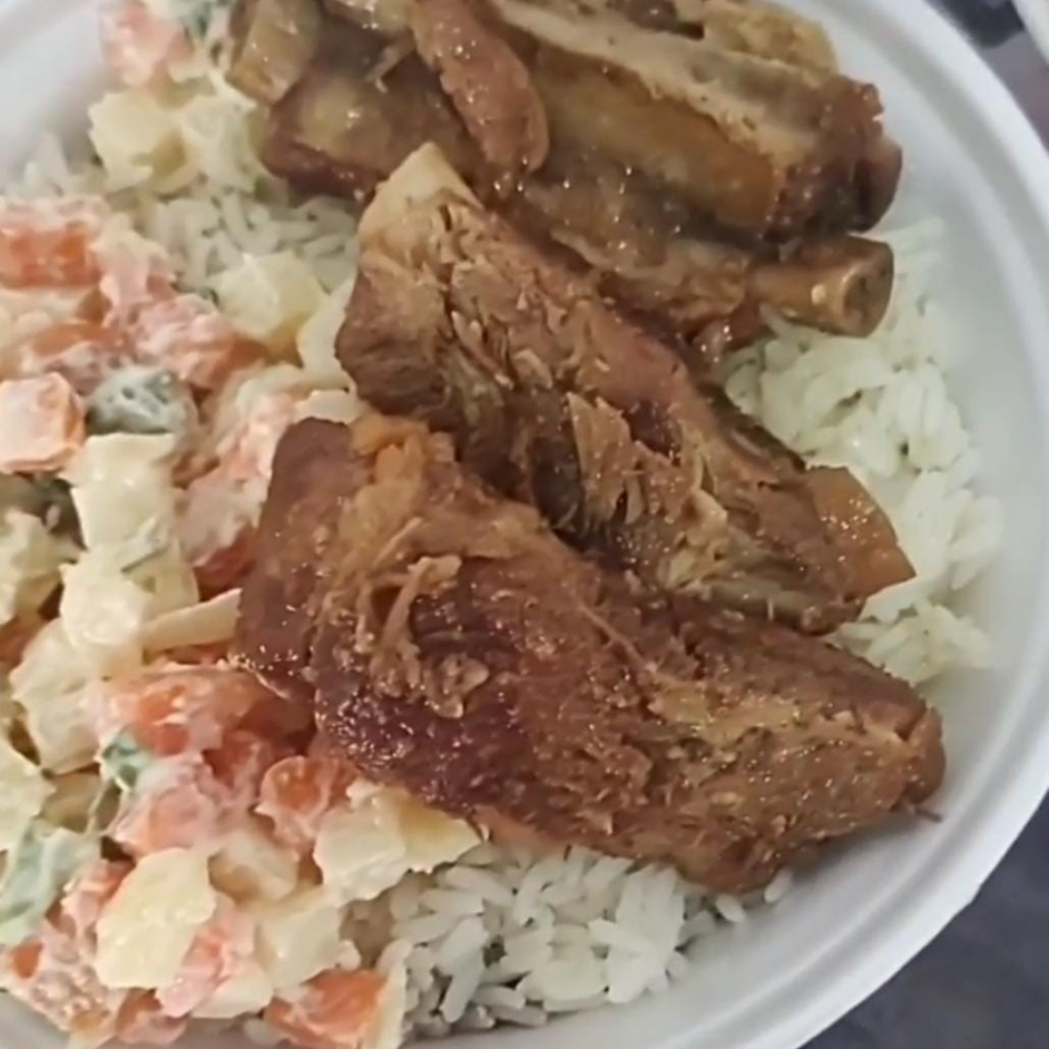 DELICIOSA MARMITA DE COSTELINHA SUINA A PASSARINHO ACOMPANHADO DE ARROZ BRANCO, FEIJÃO PRETO BEM TEMPERADO E MAIONESE DA CASA, VENHA EXPERIMENTAR!