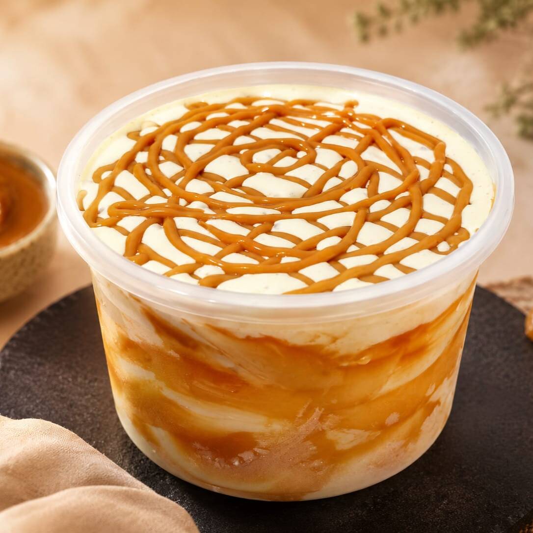 Nosso irresistível sorvete artesanal de doce de leite é preparado com uma base super cremosa e generosas camadas de doce de leite cremoso, finalizado com uma deliciosa cobertura. Um sabor marcante, perfeito para quem ama sobremesas intensas e cremosas.