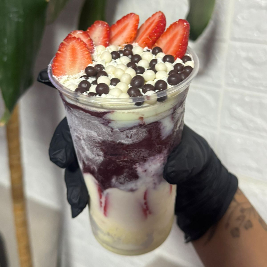 Você manda aqui. Escolha 4 acompanhamentos grátis do nosso cardápio e a gente monta do seu jeito. Banana, morango, leite condensado, amendoim, paçoca, chocoball, Confete, leite em pó — cada combinação vira um copo único, do seu gosto, feito pra você. Porque o melhor açaí é aquele que tem a sua cara.