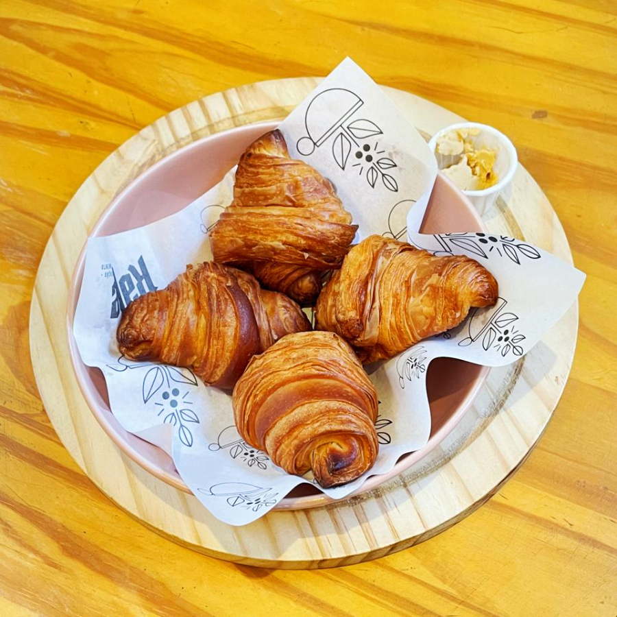 Porção com 4 mini croissants Galo Padeiro. Acompanha manteiga de café.