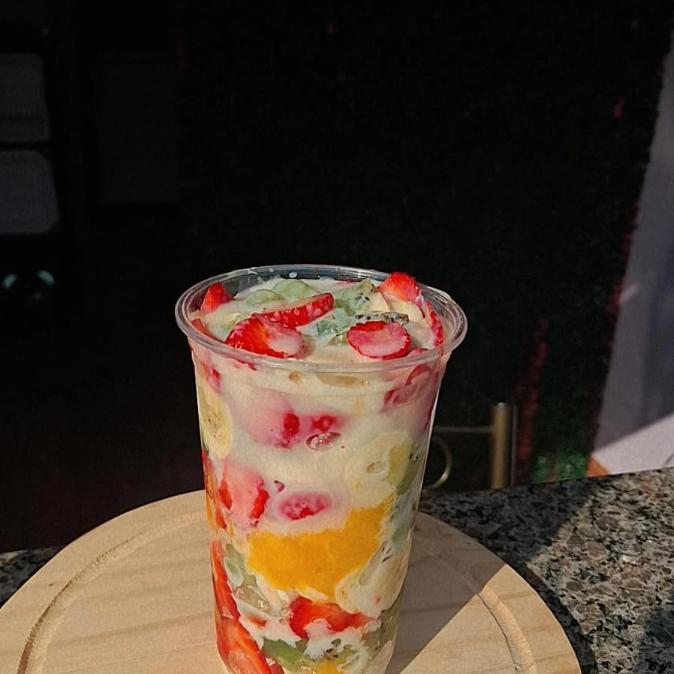 Deliciosa salada de frutas,acompanha: banana,manga,morango,uva,kiwi,mamão abacaxi e leite condensado