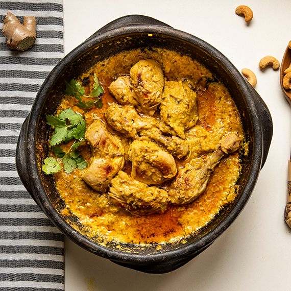Arroz parabolizado com castanha de caju, amendoim, leite de coco, dendê, camarão seco, coentro, sobrecoxa desossada e sem pele.