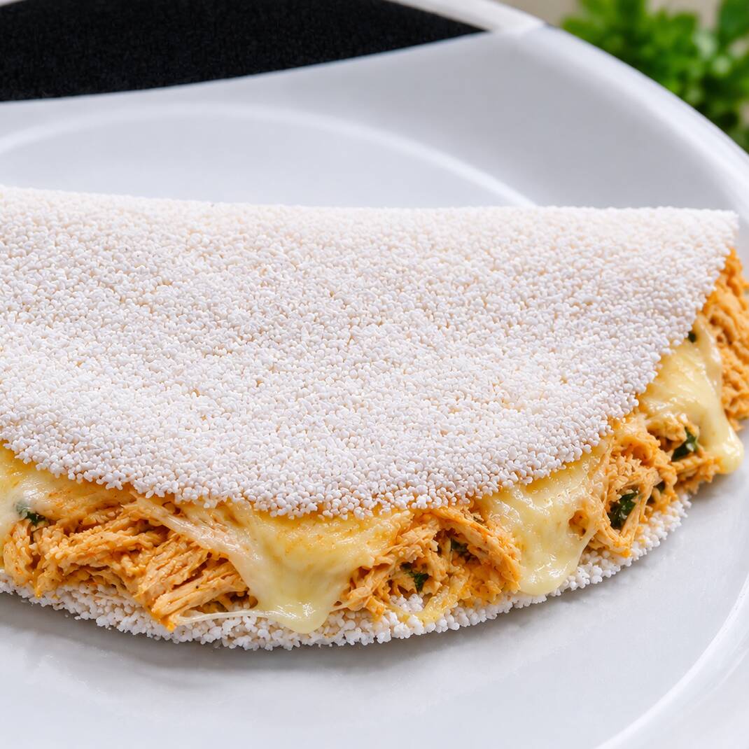 Goma hidratada recheado com frango desfiado e mussarela, finalizada com oregano