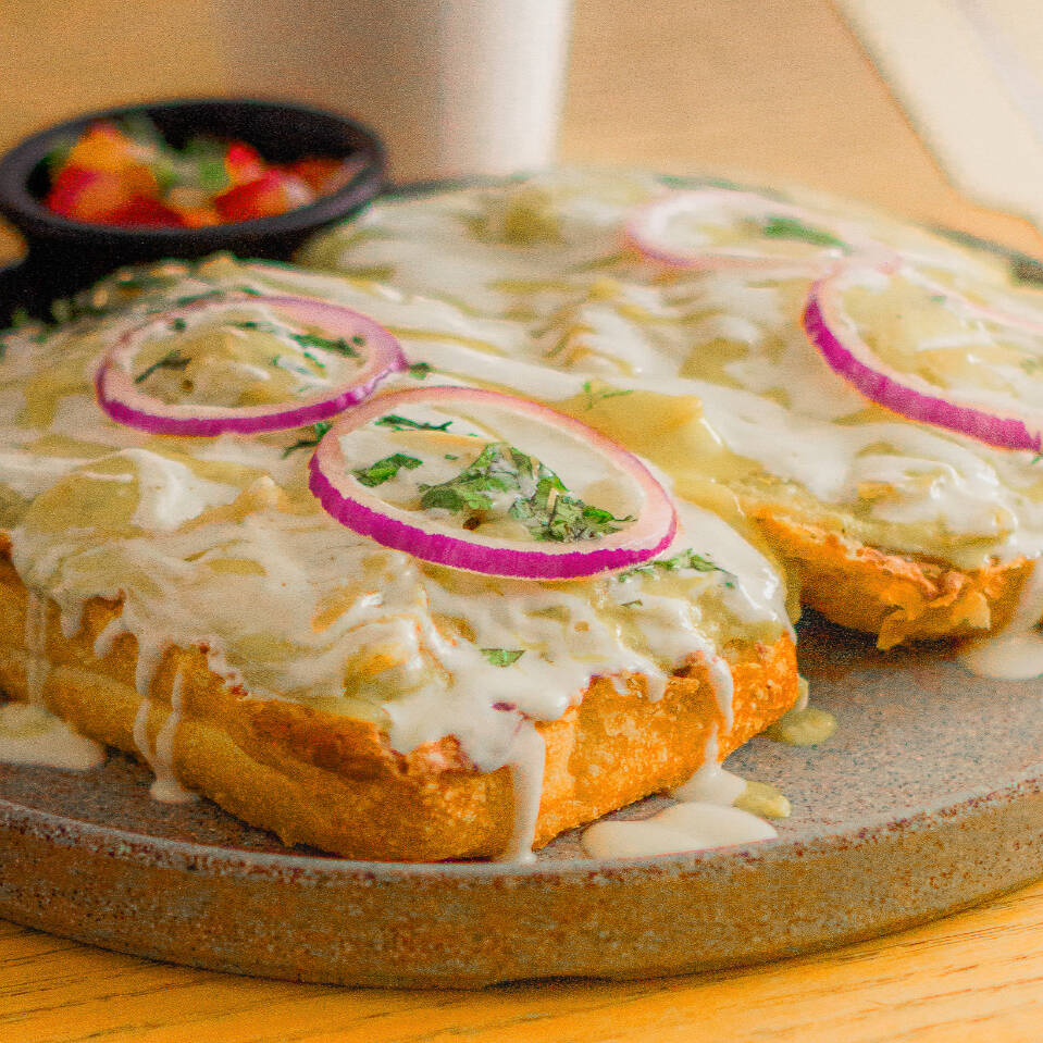 Molletes con Chilaquiles