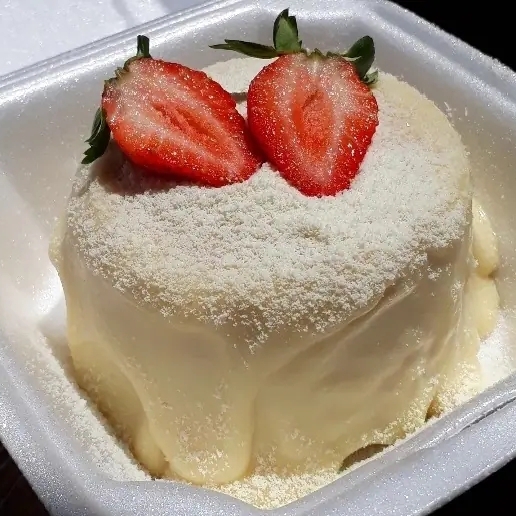 Bolo de massa branca amanteigada, recheado com geleia de morango artesanal. Coberto com creme de ninho, finalizado com leite em pó ( ninho ) e morango fresco.