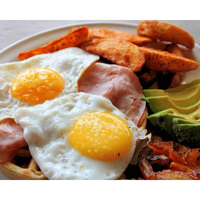 Waffle con huevos y papas gajo