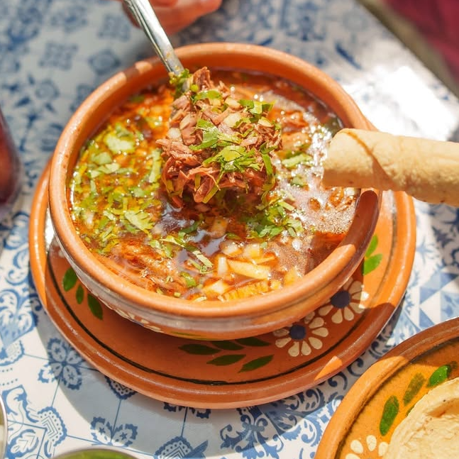 1/2 litro de consomé de birria de res