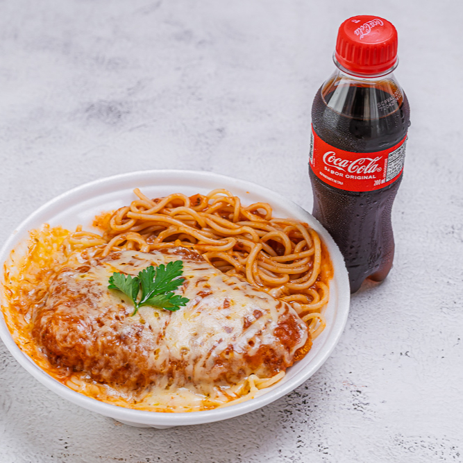 Marmita com delicioso filé de frango a parmegiana (empanado na massa crocante coberto com molho de tomate e queijo) companha espaguete com molho de tomate e Coca pet 200 ml. Marmita indicada para 01 pessoa peso total 400 gramas