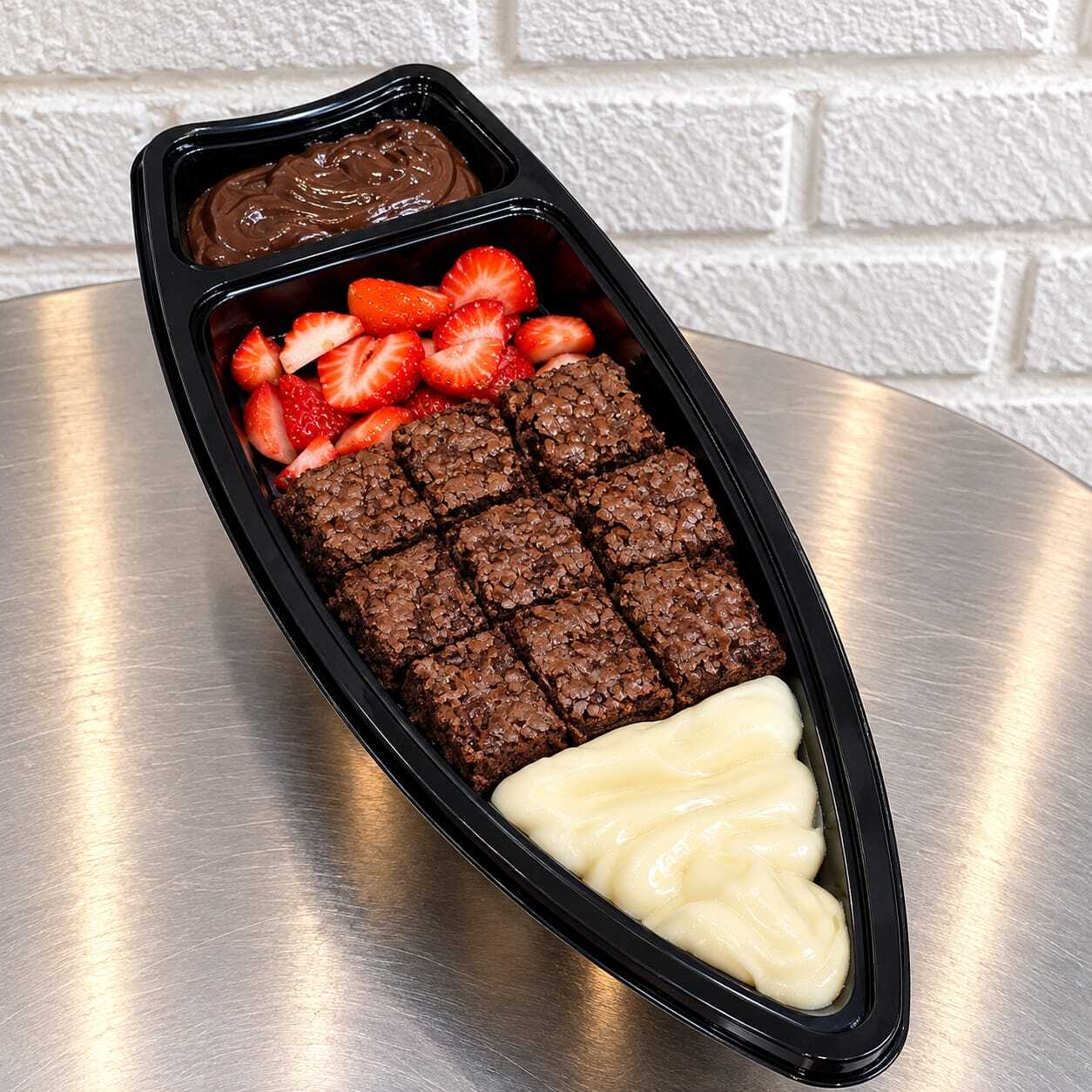 Brownie com deliciosos complementos, são 9 pedaços de Brownie, morangos, creme de Ninho e creme de Brigadeiro. Agora você mesmo escolhe como vai se deliciar. Aproveite já faça seu pedido.