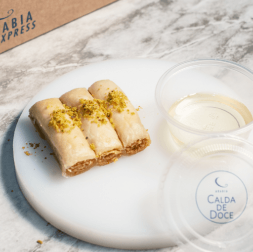 3 und
Acompanha calda doce