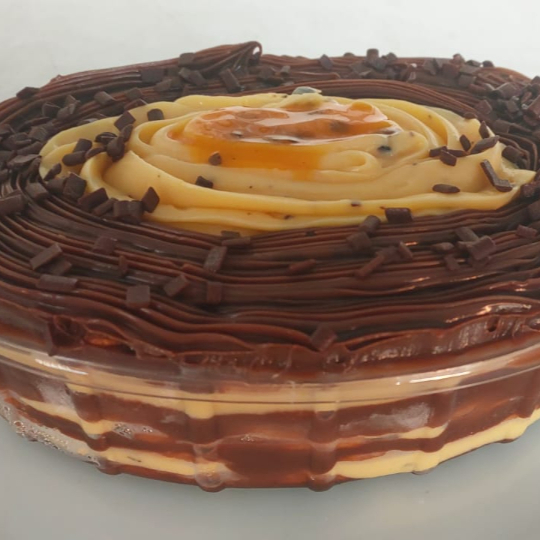 Pavê em camadas intercaladas de Biscoito Maizena com Recheio de Brigadeiro Cremoso e deliciosa Mousse de Maracujá. Finalizado com Brigadeiro, Mousse de Maracujá, Geléia Artesanal de Maracujá e Granulado Granulé. Peso aproximado de 700 Gramas.