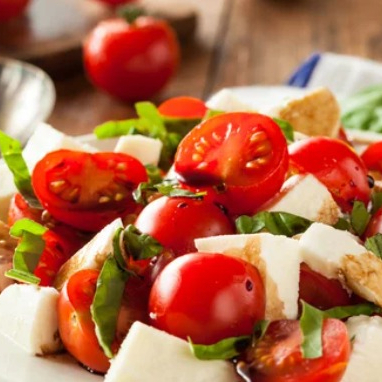 Alface, rúcula, tomate fresco, mussarela de búfala e molho pesto especial feito pela nossa chef