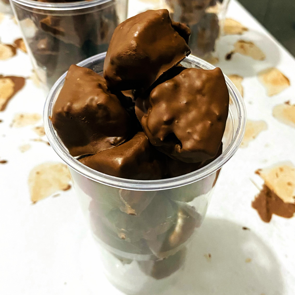 Mais pedaços, mais prazer! Brownie 50% cacau com cobertura de chocolate meio amargo. Vai congelado, ideal para se refrescar no calor. Pode chegar levemente descongelado.