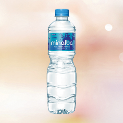 Geladinha, sem gás.