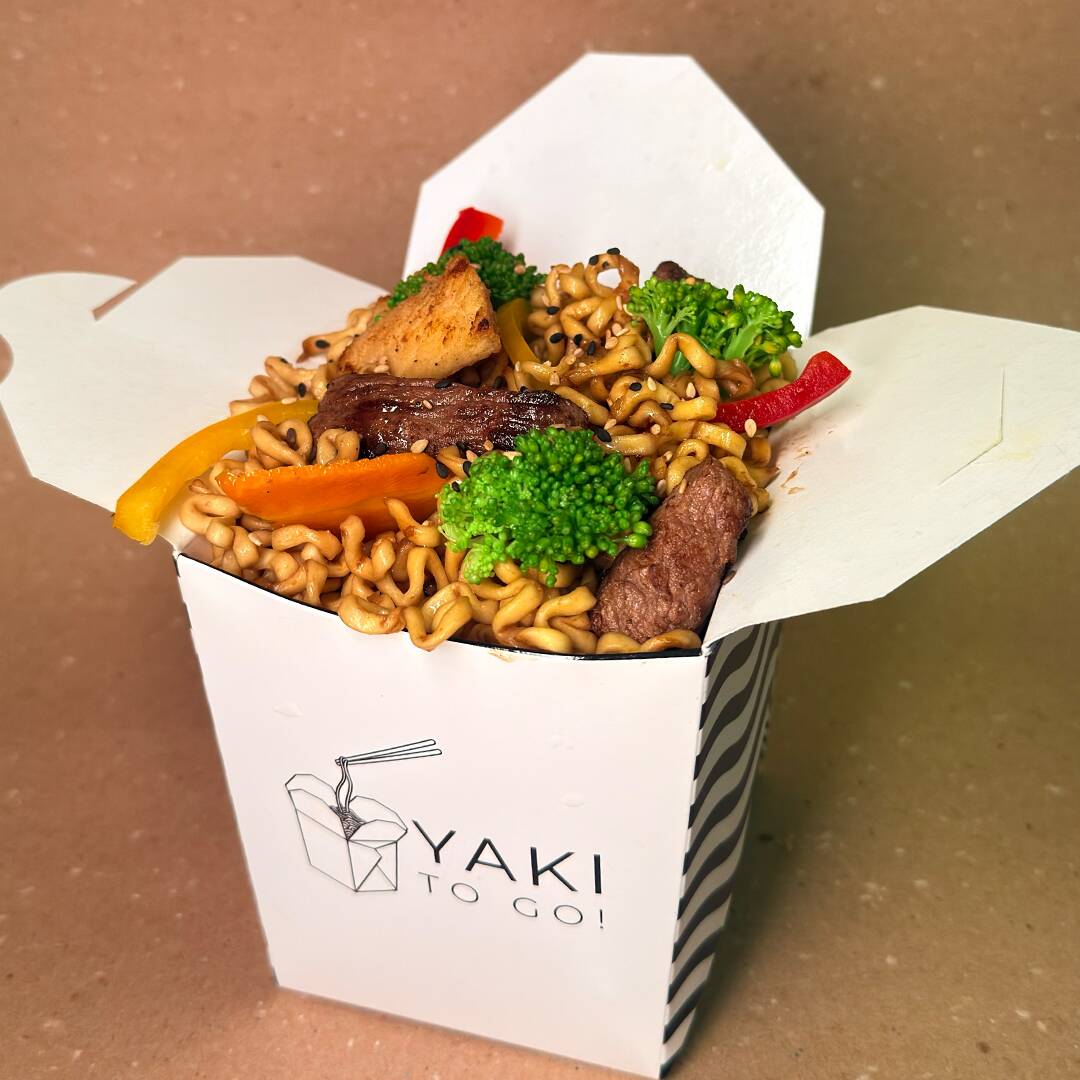 Carne e frango, macarrão de yakisoba, brócolis, cenoura, pimentão e nosso delicioso molho tradicional + uma Coca de 200ml