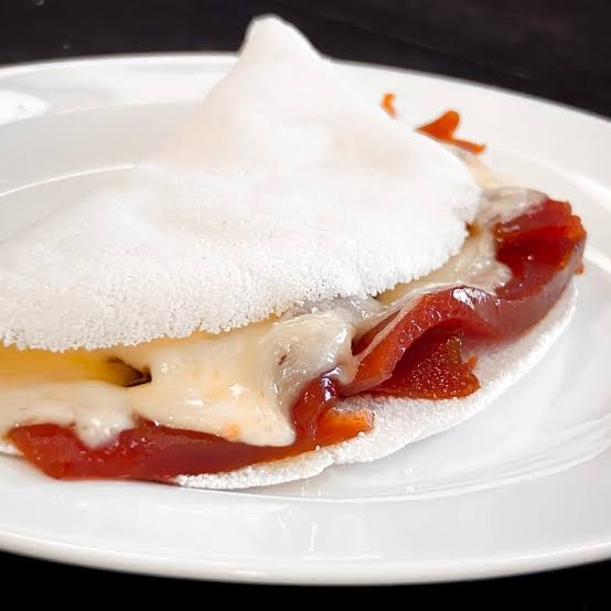 Queijo mussarela com pedaços de goiabada